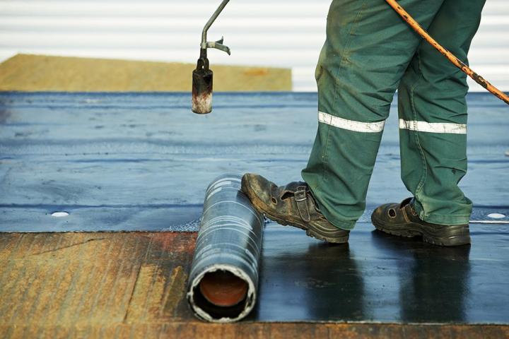 Protégez votre maison contre les infiltrations d’eau en révisant l’étanchéité de la toiture.